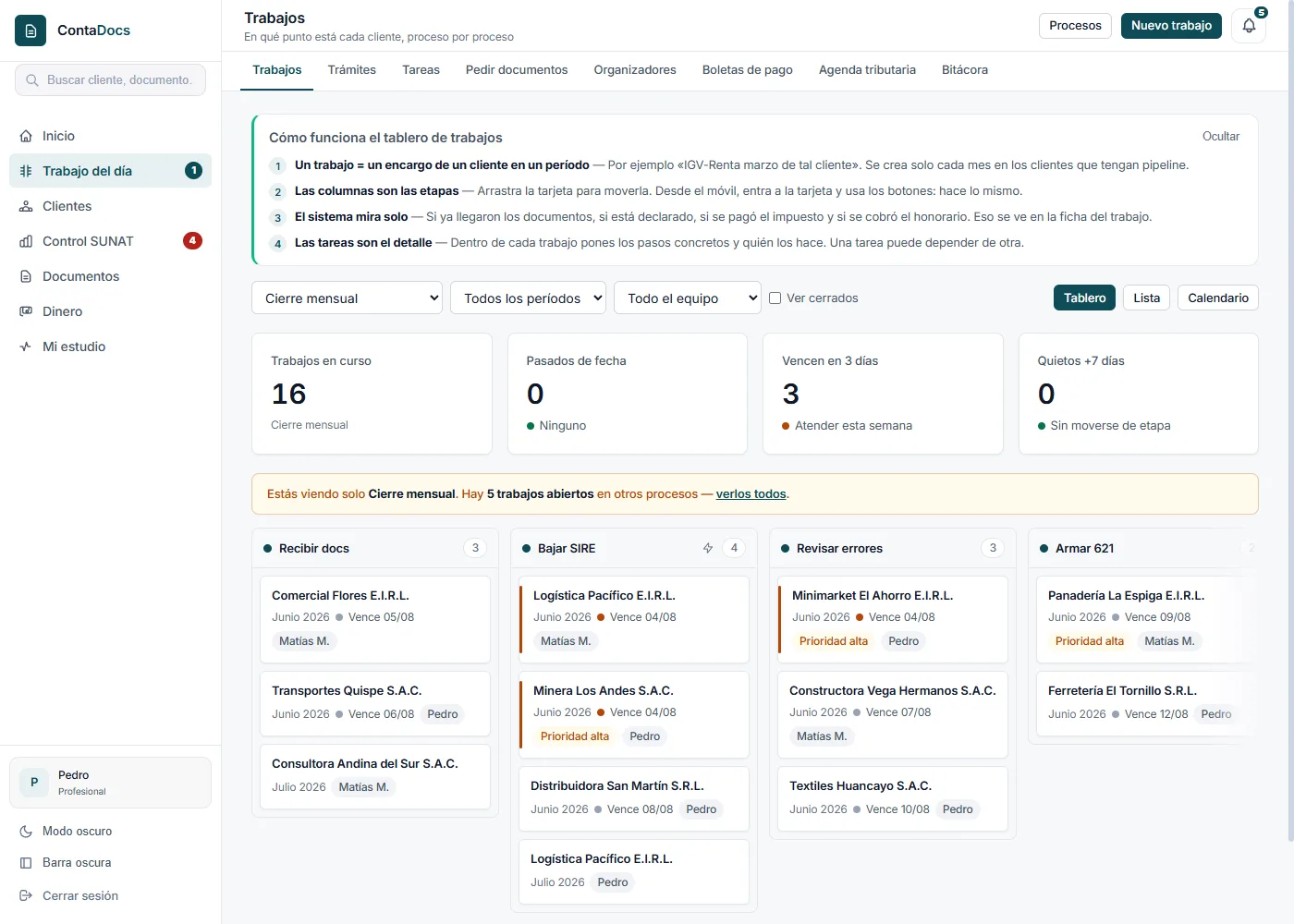 Tablero de cierres (Kanban) con tarjetas por cliente y etapa